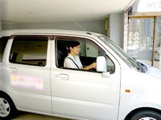 車に乗るスタッフ
