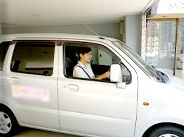 車に乗るスタッフ