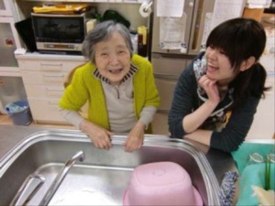 笑顔のお二人とキッチン