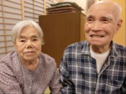 笑顔の高齢者カップル