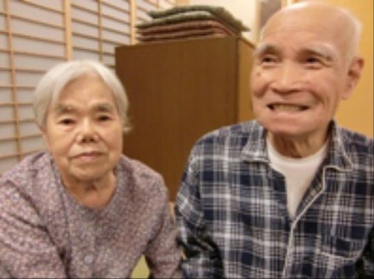 笑顔の高齢者カップル