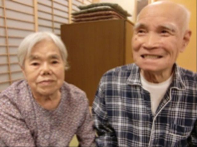 笑顔の高齢者カップル 入居者様 私たちのチームと共に、このように笑顔あふれる日々をサポートしていきませんか。