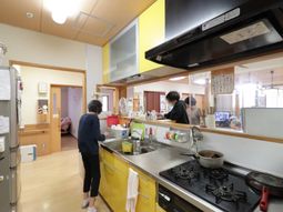 キッチンで働く人々