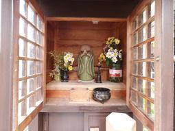 花と装飾のある仏壇