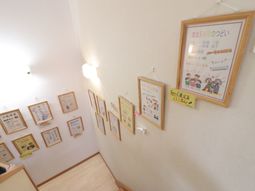 壁に掲示物の飾られた廊下