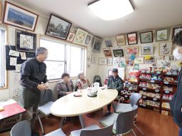 笑顔で過ごす食堂風景