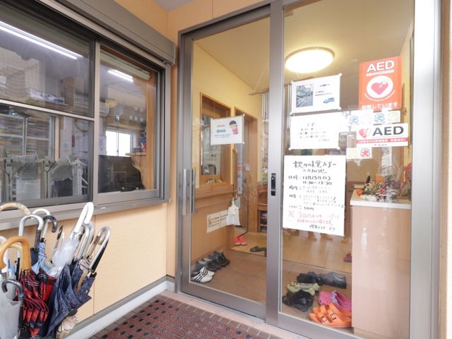 エントランスの待合スペース 玄関 明るいエントランスにはきれいに整頓された待合スペースがあり、安らぎの初めの一歩をお迎えします。傘立てには色とりどりの傘が並び、心づかいが感じられます。