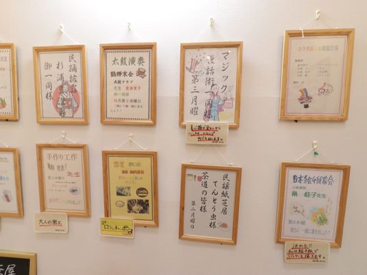 壁に掛けられた賞状のコレクション