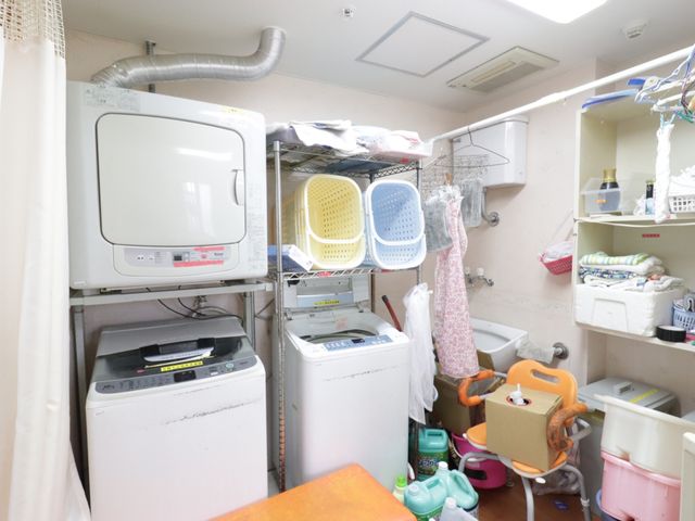 洗濯機と乾燥機の設備 ランドリー 多機能な洗濯スペースで、衣類の管理が整然と行える環境です。快適な作業スペースをお探しの方に適しています。