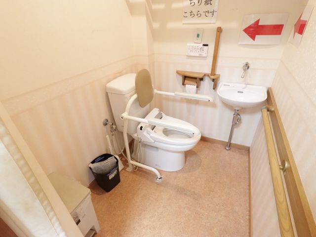 バリアフリー対応のトイレ トイレ 手すり完備のトイレは、安全に配慮された設計で、どなたでも使いやすくなっています。清潔感があり、快適な利用が可能です。