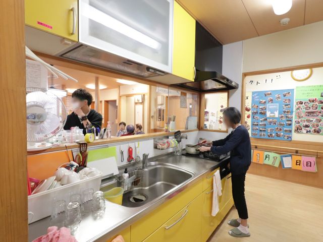 カラフルなキッチンスペース キッチン 明るくカラフルなキッチンでは、スタッフが料理を手際よく準備しており、居心地の良い雰囲気が伝わります。