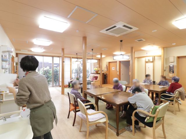 共有ダイニングエリア 共有スペース 明るく広々とした共有ダイニングで、入居者が食事を楽しんでいます。明るい表情で食事をとる方々の姿から、和やかな雰囲気が感じられます。