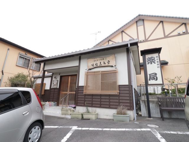 和風のエントランス外観 外観 落ち着いた和の風合いが感じられる入口です。訪れる方々を温かく迎えています。