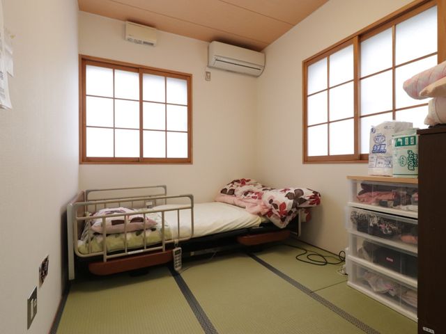 和室の居室風景 居室 ゆったりとした畳の部屋に、必要なものが備えられ快適な個室空間です。個人の趣味や好みに合わせた小物で、温かみのある環境が整っています。
