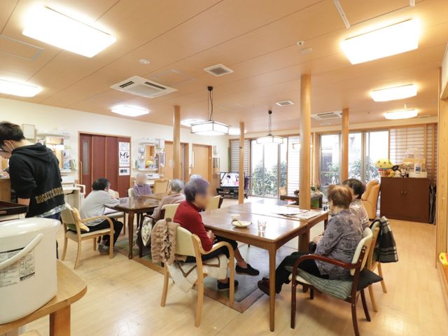 居心地の良いダイニングルーム 共有スペース 明るく家庭的な雰囲気の食堂です。ご利用者がゆったりとくつろぎながら食事や会話を楽しんでいます。