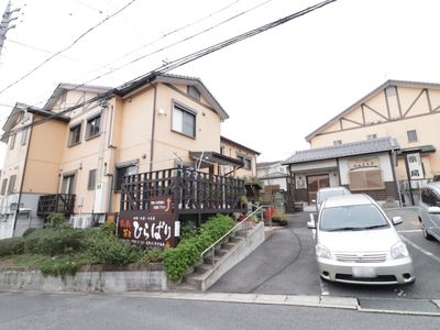 落ち着いた色合いの外観