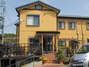 黄色い建物の外観  