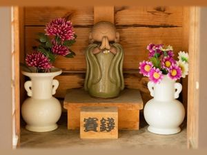 花と地蔵の飾り棚  