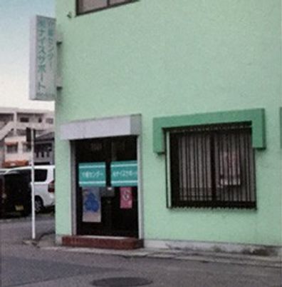 緑の建物の外観