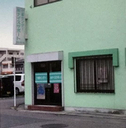 緑の建物の外観