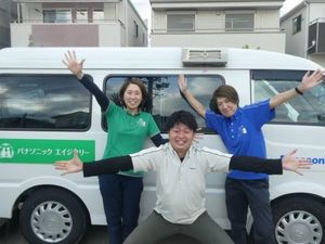 送迎車前のスタッフ  