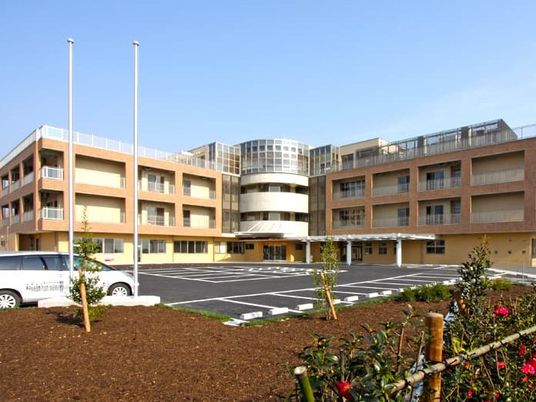 建物前の駐車場