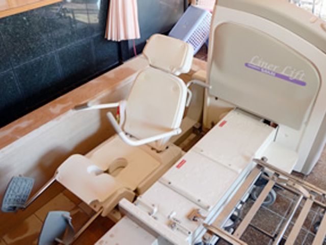機能訓練用介護機器 機能訓練室 最新の機能訓練用機械で、利用者のサポートがより安全かつ効率的に行えます。