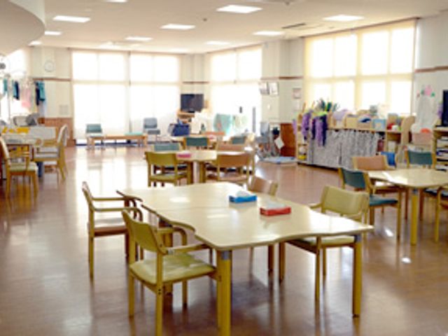 自然光あふれる部屋 ラウンジ 広々とした明るい空間で、ゆったりと過ごせます。お仕事の合間にリラックスできる環境です。