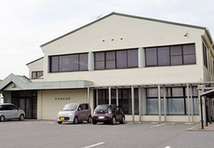 駐車場がある建物外観