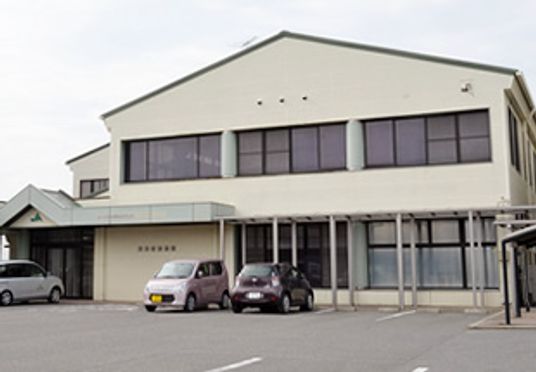 駐車場がある建物外観