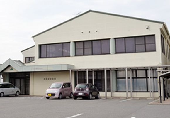 駐車場がある建物外観