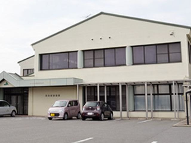 駐車場がある建物外観 外観 車椅子の方も安心して利用できる、広めの駐車スペースが完備されています。