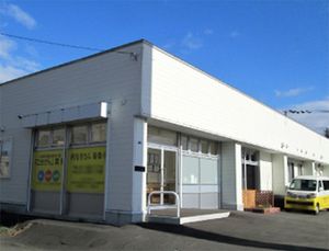広々とした建物外観