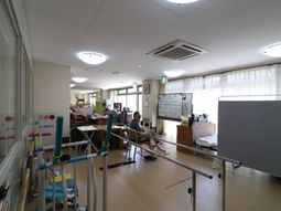 リハビリ中の患者とスタッフ