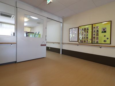 廊下と掲示物が見える場所
