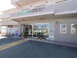 明るいエントランスの外観