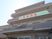 明るい外観の施設エントランス