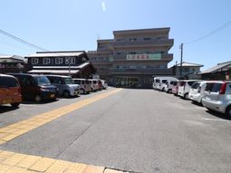 多数の車と建物のエントランス