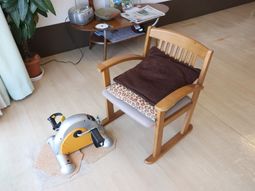 リハビリ器具と椅子の配置