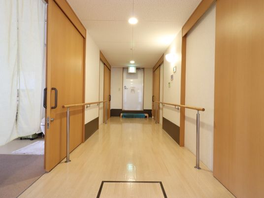 明るく清潔な廊下