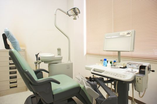 機能訓練室の治療椅子