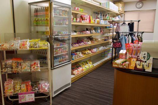 菓子が並ぶ売店