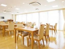 明るい食堂の空間