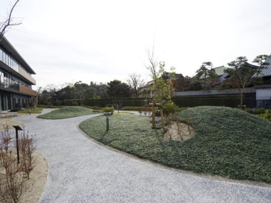 ゆとりのある施設庭園