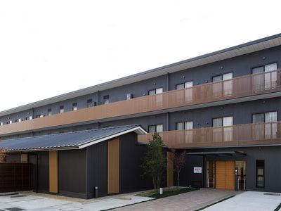 モダンな建物のエントランス