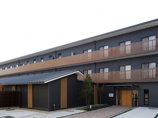 モダンな建物のエントランス