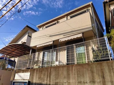 日差しが心地よい外観