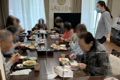賑やかな食事風景