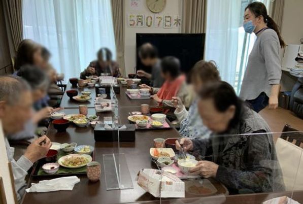 賑やかな食事風景