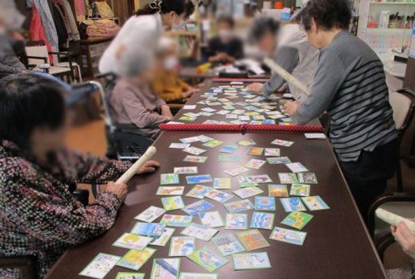 ゲームを楽しむ人々